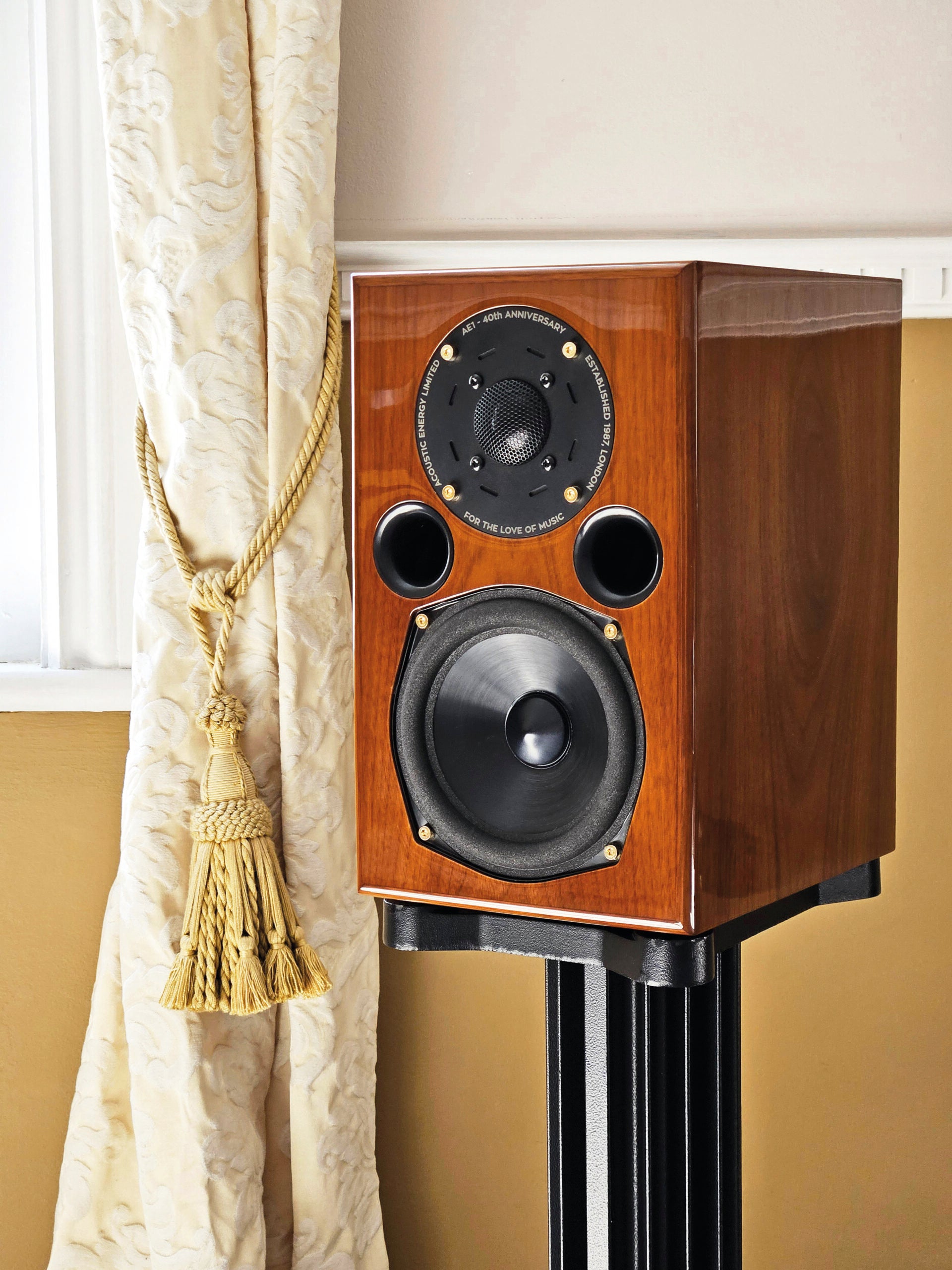 AE1-40th-Anniversary-02-Walnut